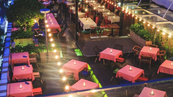 Ambientar un patio o una terraza para un evento: escenografía sencilla que funciona